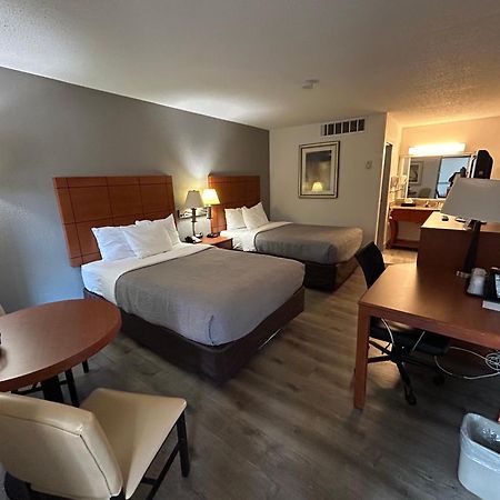 Quality Inn University Lansing Bagian luar foto