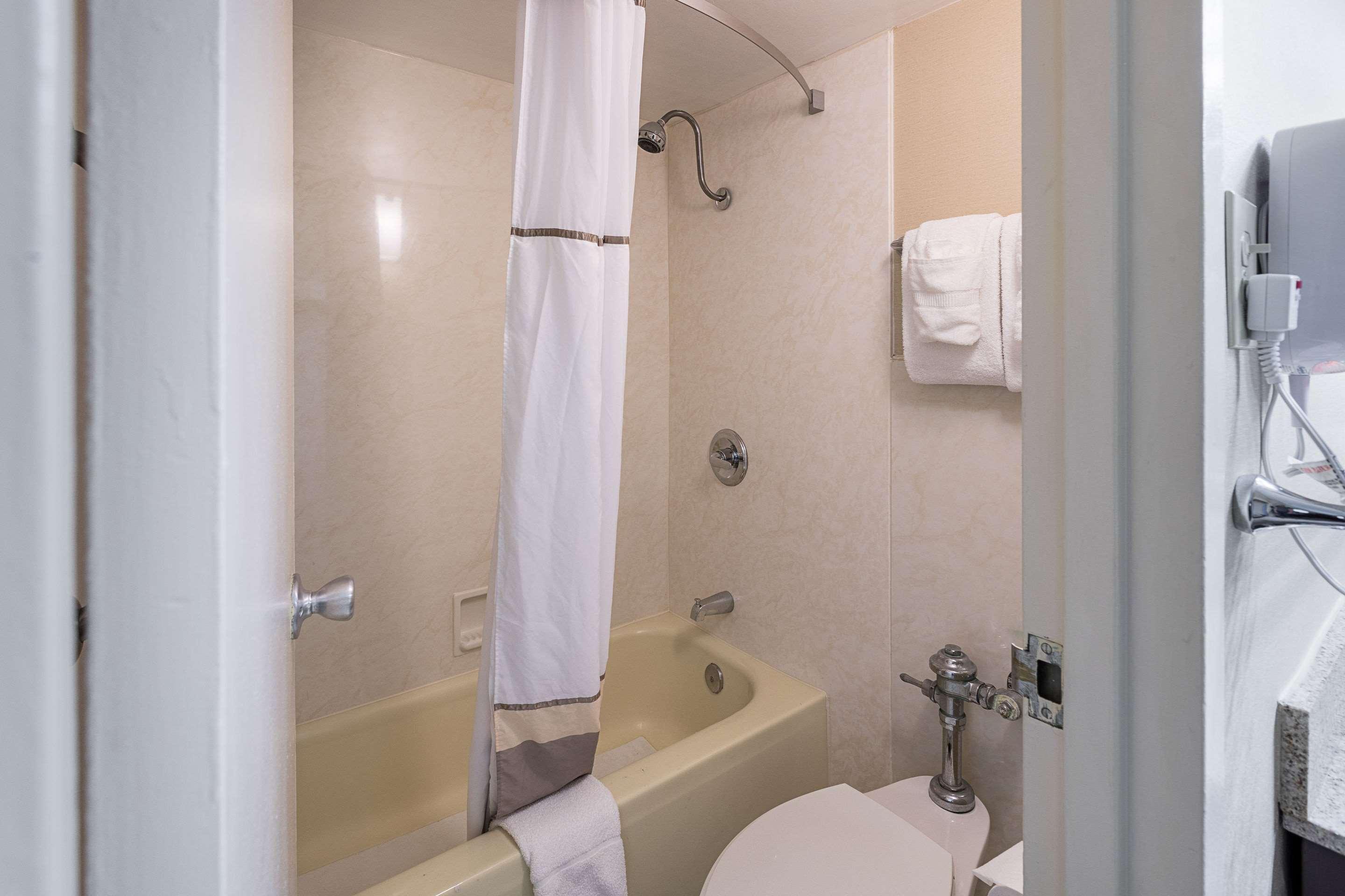 Quality Inn University Lansing Bagian luar foto