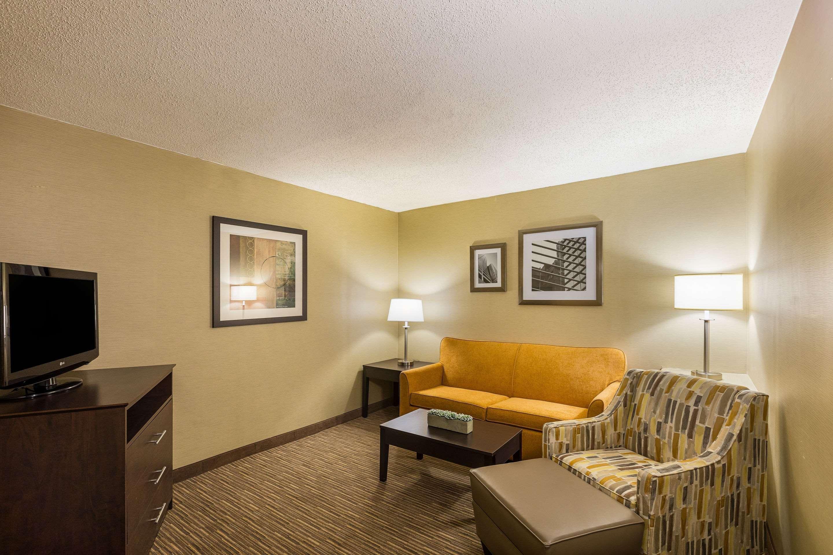 Quality Inn University Lansing Bagian luar foto