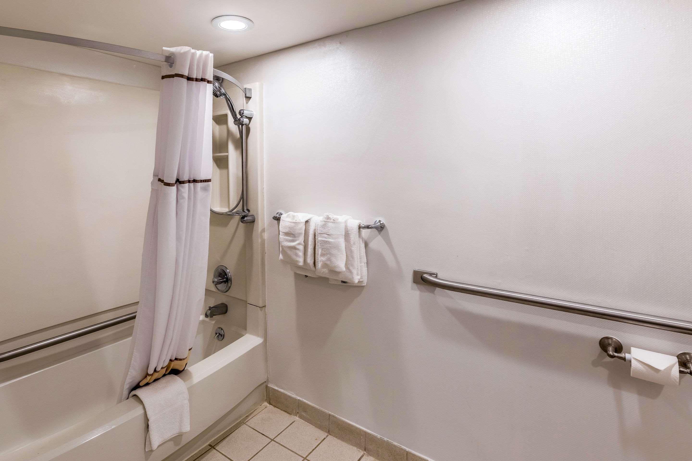 Quality Inn University Lansing Bagian luar foto