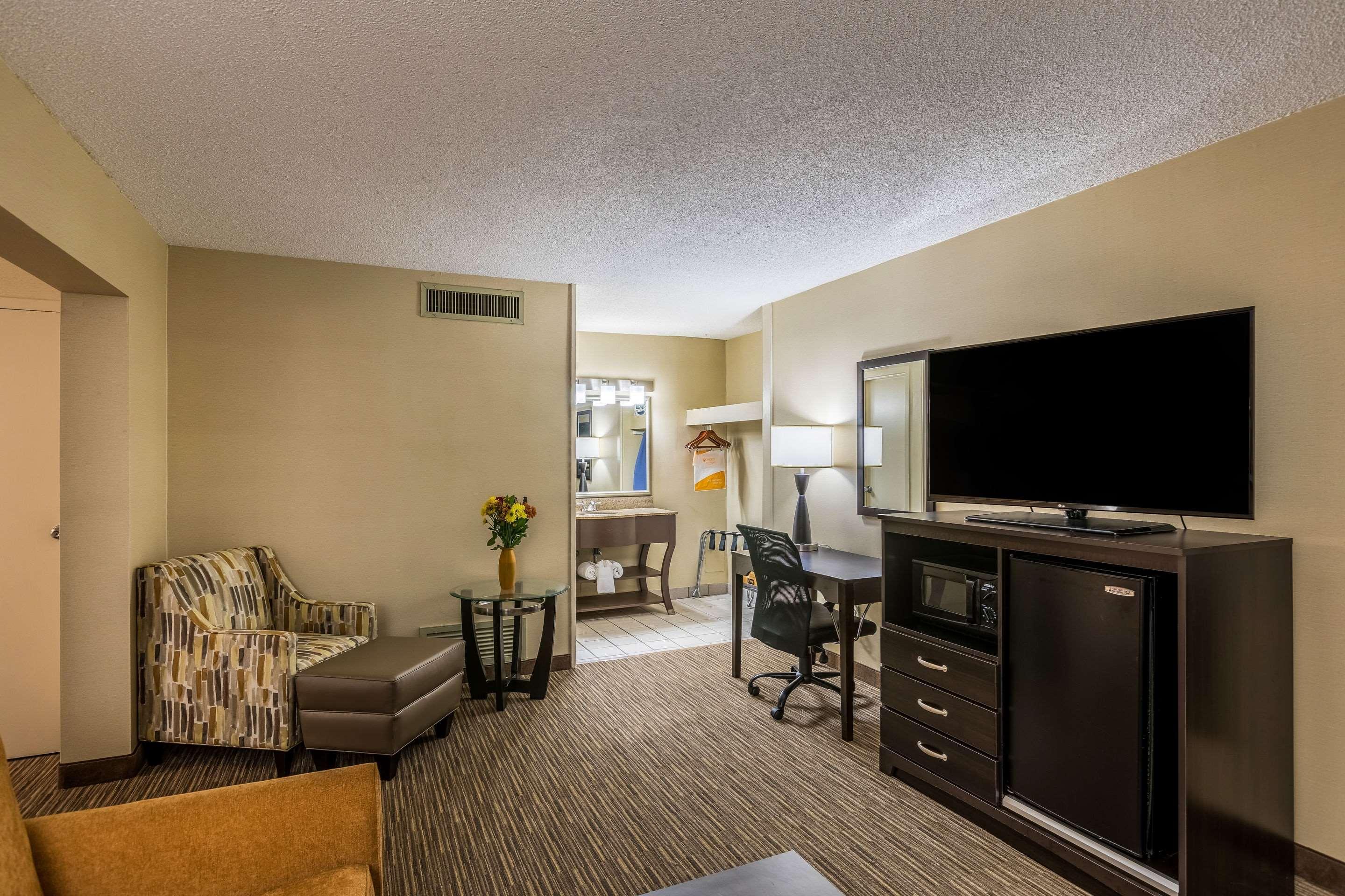 Quality Inn University Lansing Bagian luar foto