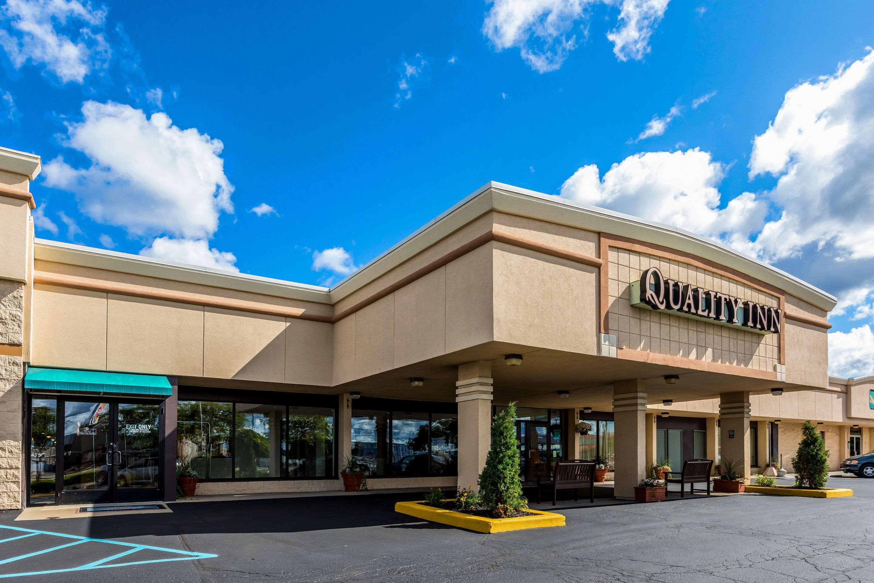 Quality Inn University Lansing Bagian luar foto
