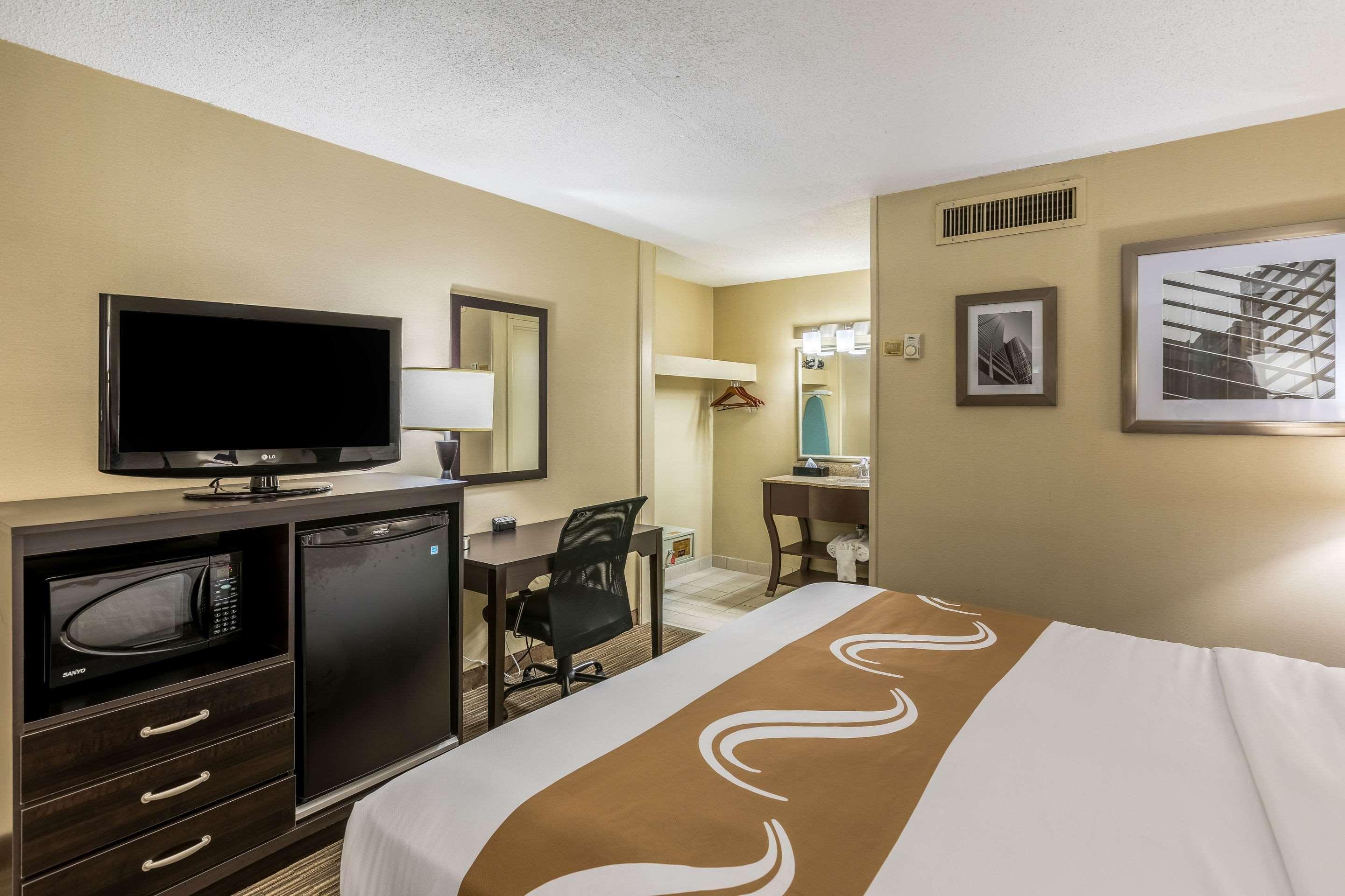Quality Inn University Lansing Bagian luar foto