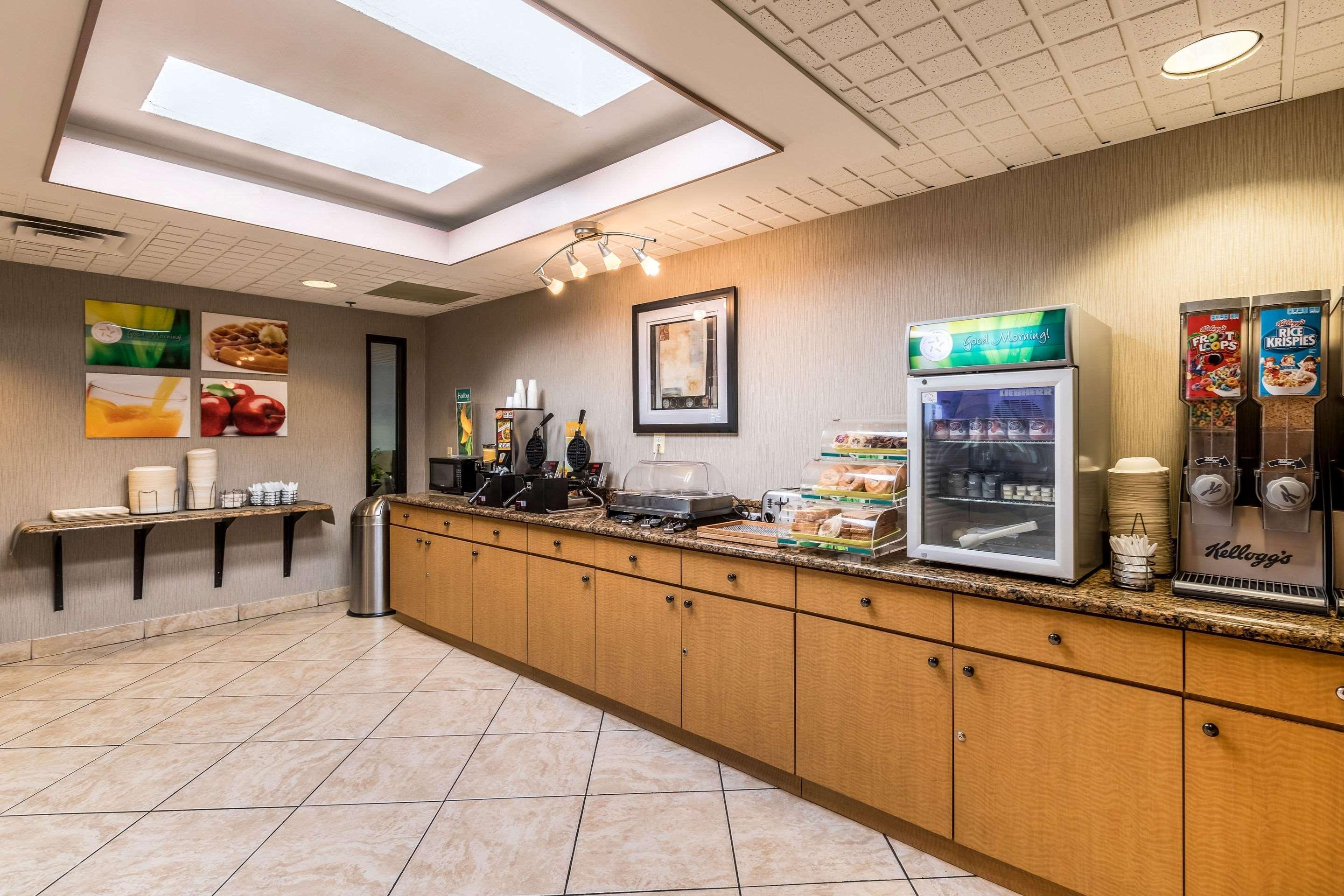 Quality Inn University Lansing Bagian luar foto