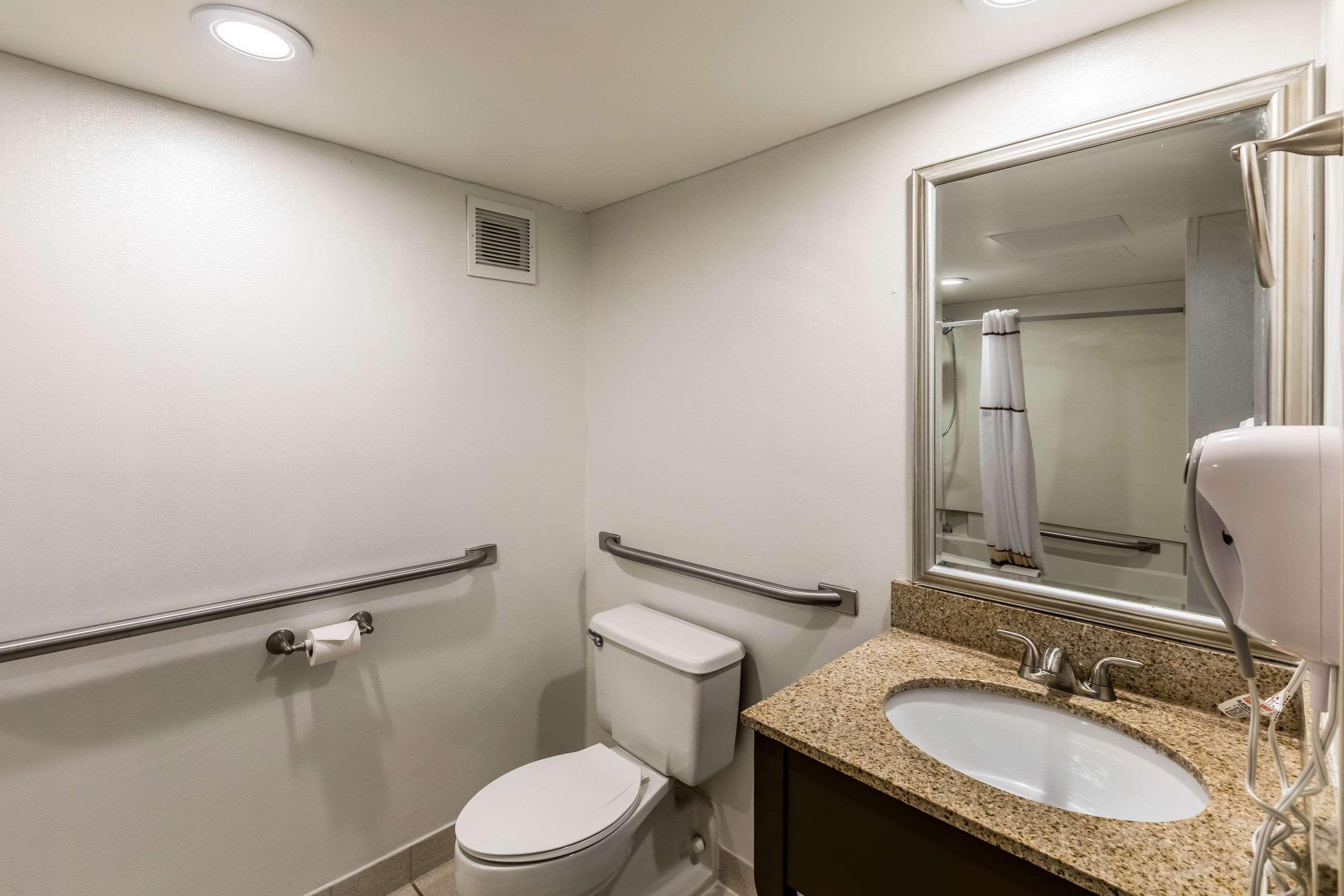 Quality Inn University Lansing Bagian luar foto