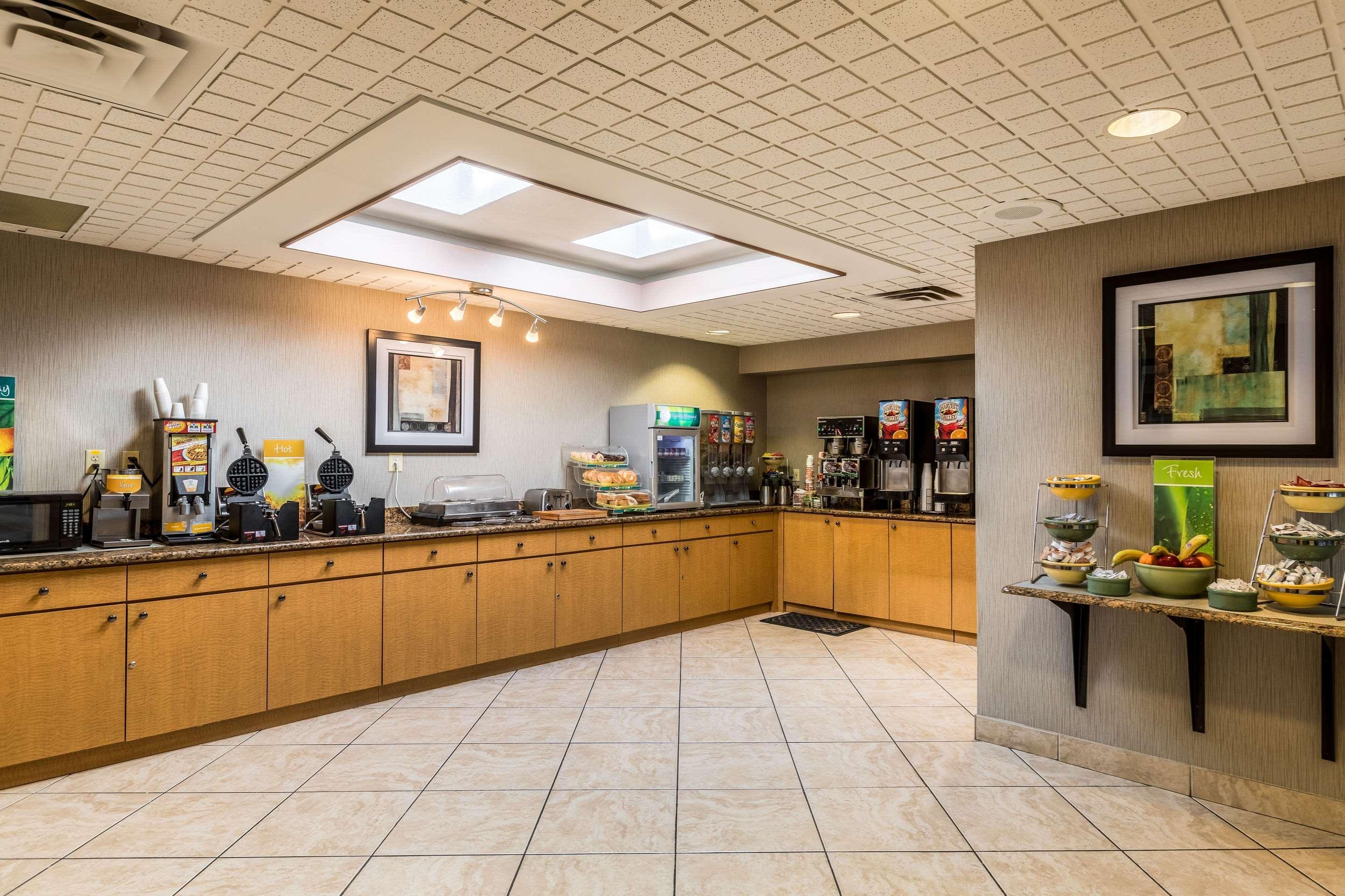 Quality Inn University Lansing Bagian luar foto