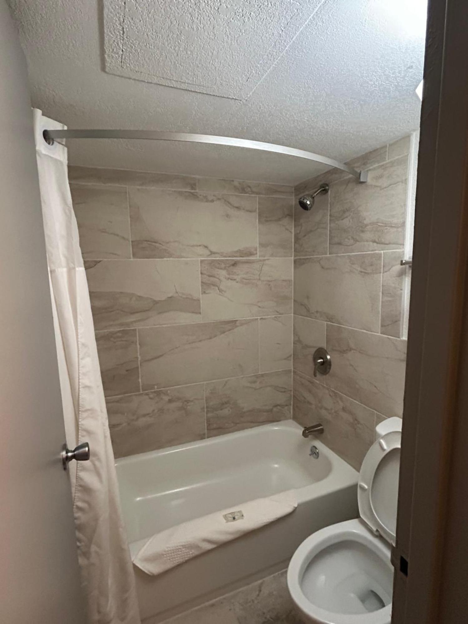 Quality Inn University Lansing Bagian luar foto