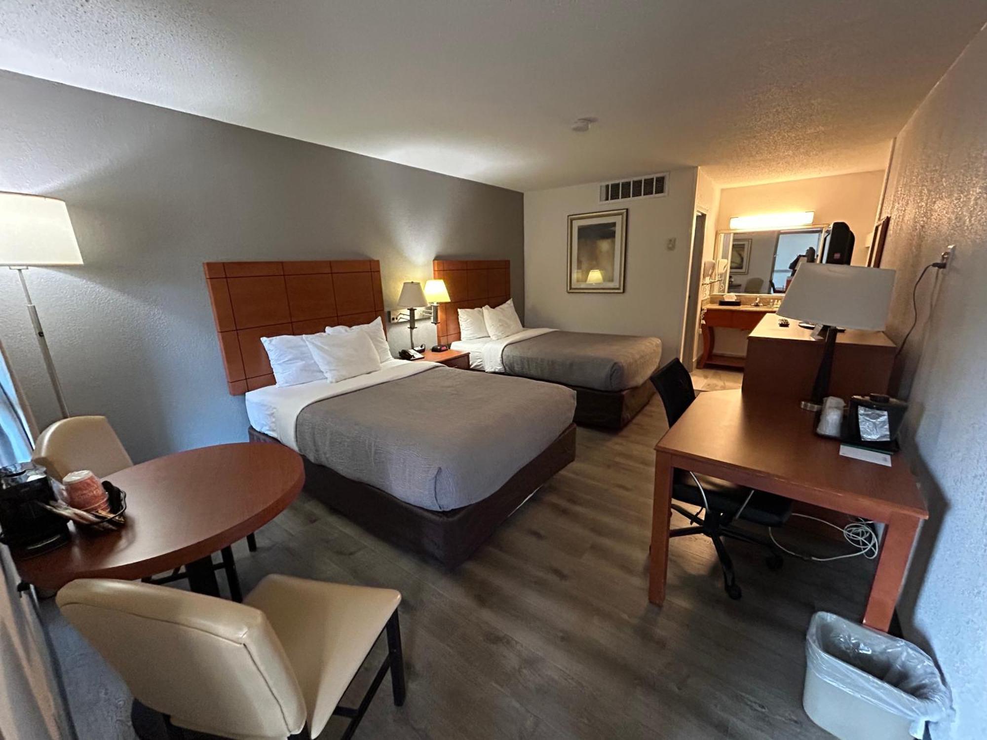 Quality Inn University Lansing Bagian luar foto