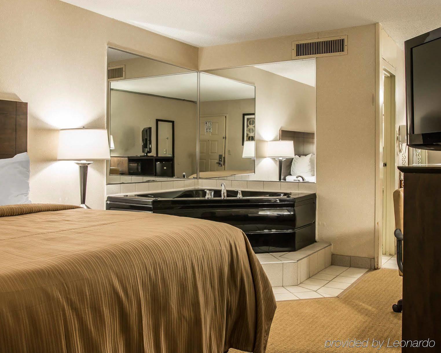 Quality Inn University Lansing Bagian luar foto