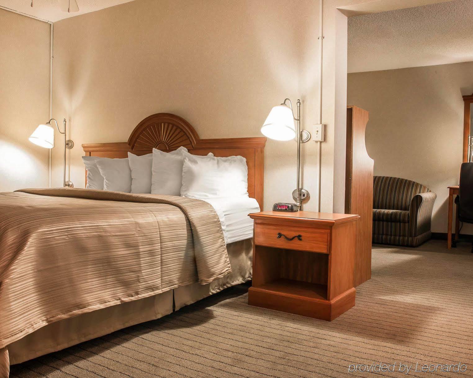 Quality Inn University Lansing Bagian luar foto