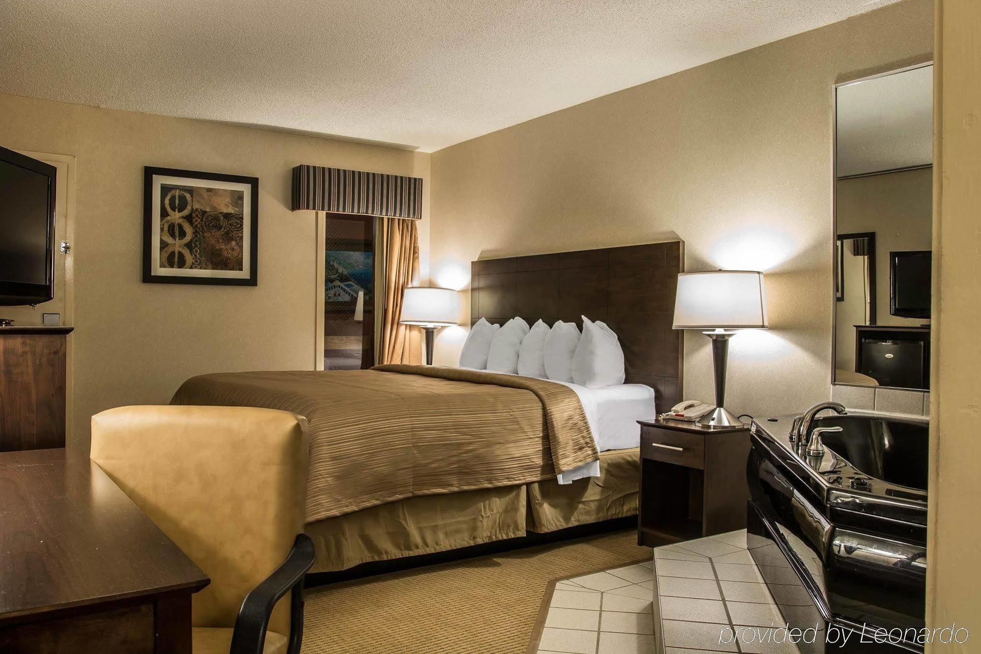 Quality Inn University Lansing Bagian luar foto