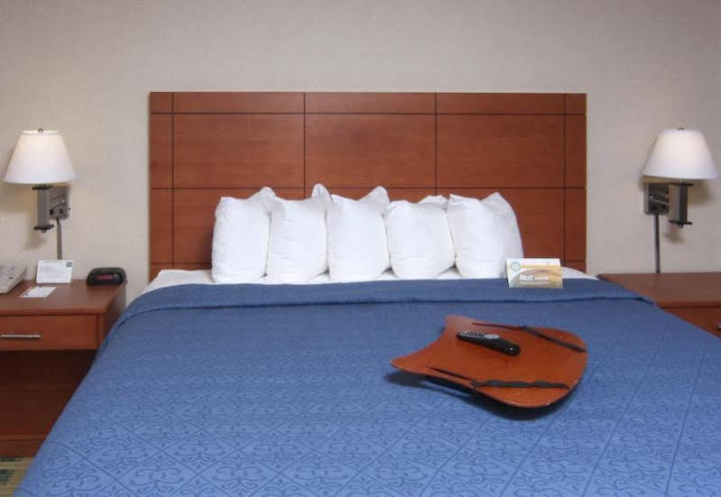 Quality Inn University Lansing Bagian luar foto