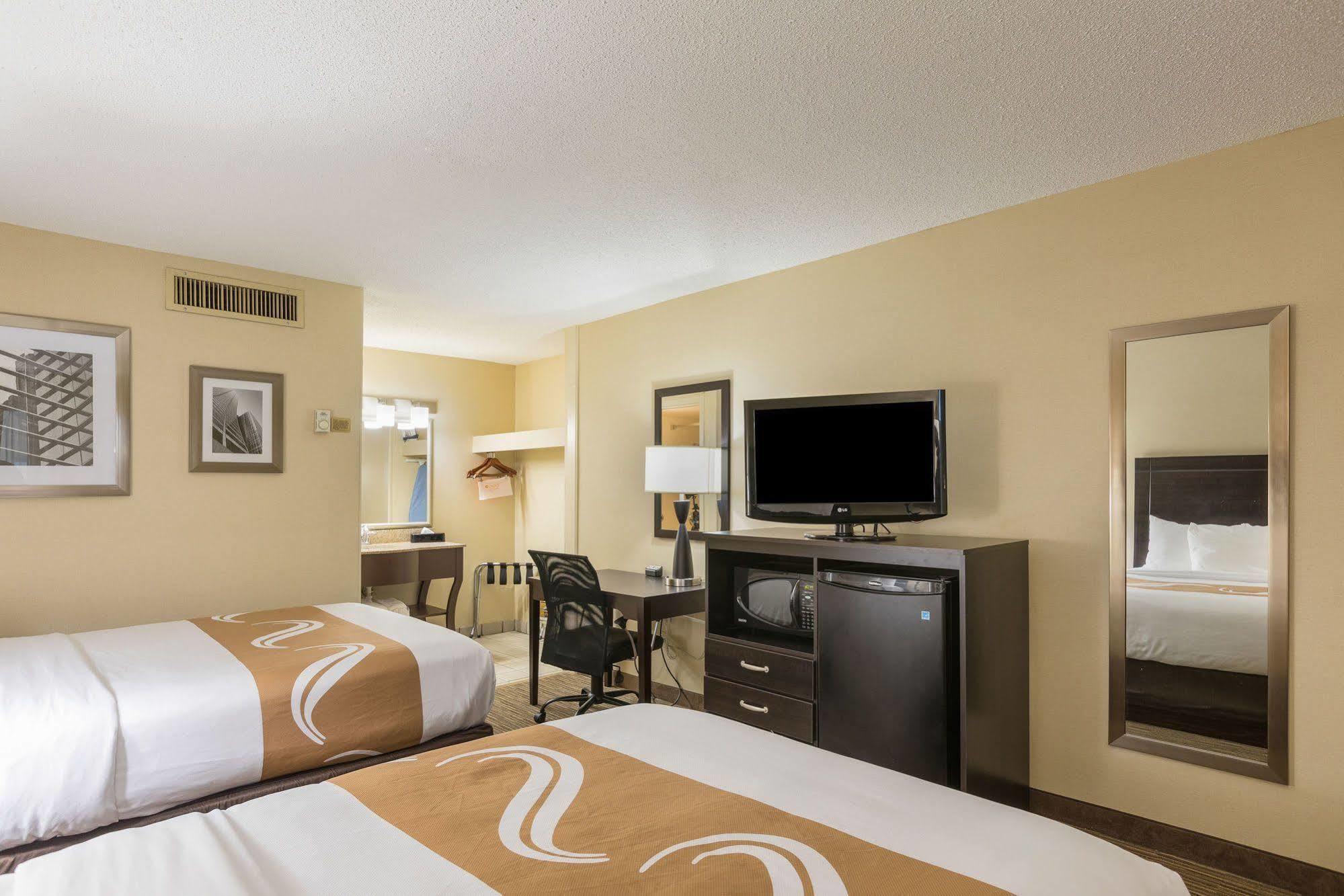 Quality Inn University Lansing Bagian luar foto