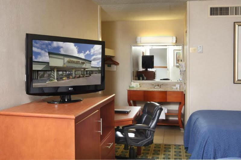 Quality Inn University Lansing Bagian luar foto