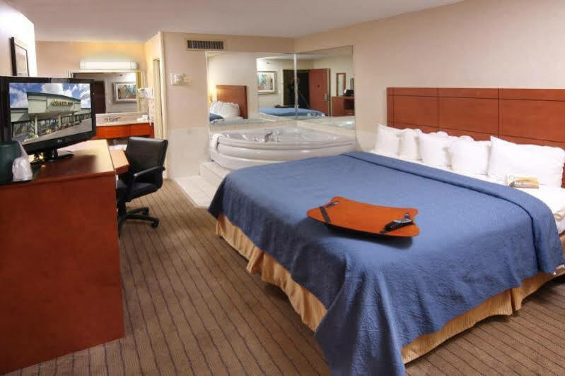 Quality Inn University Lansing Bagian luar foto